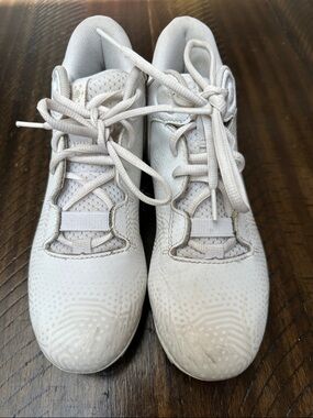 New Balance- Kids White Athletic Lace-Up cleats